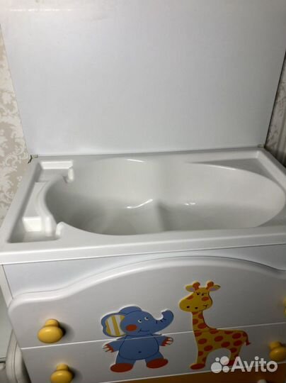 Детская кроватка и комод