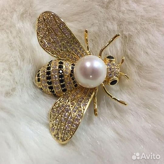 Брошь Золотая пчела кристаллы жемчуг позолота