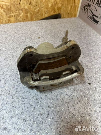 Суппорт передний правый Opel Insignia седан 2.0