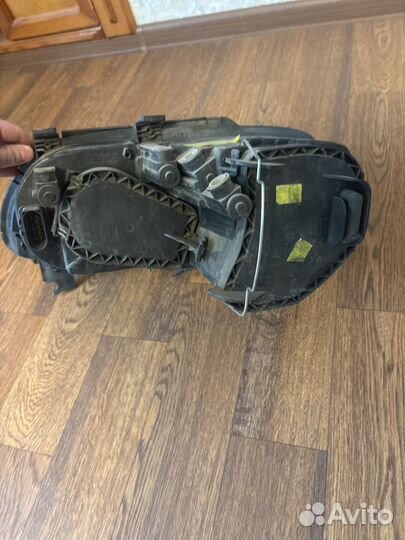 Фара передняя левая в сборе Volkswagen Caddy 2009