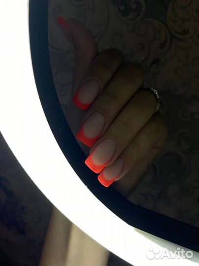 Модель на маникюр