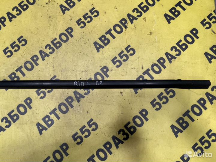 Накладка стекла переднего правого Kia Rio 2