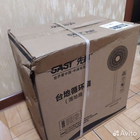 Вентилятор белый напольный на пульте управления