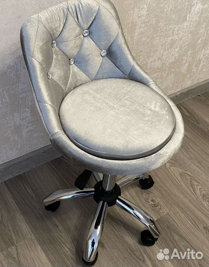 Стулья новые на колесах