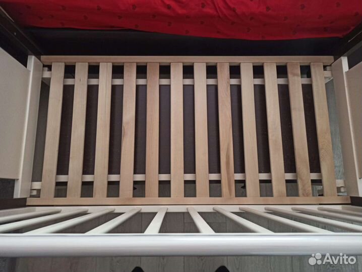 Детская кроватка с маятником и ящиком