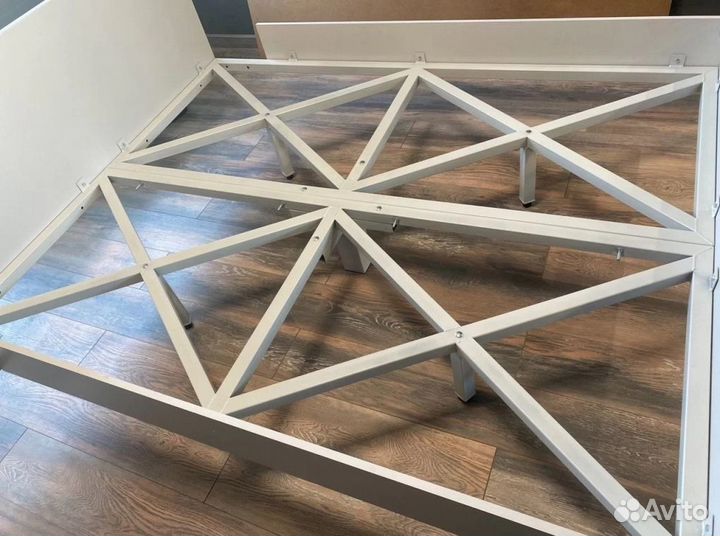 Парящие кровати в ассортименте