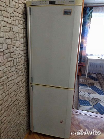 Холодильник Самсунг б/у, неисправен мотор