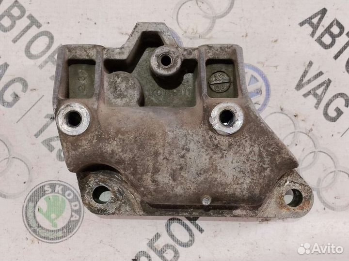 Кронштейн опоры МКПП Фольксваген Гольф 5