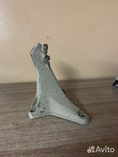Кронштейн двигателя правый Passat B5