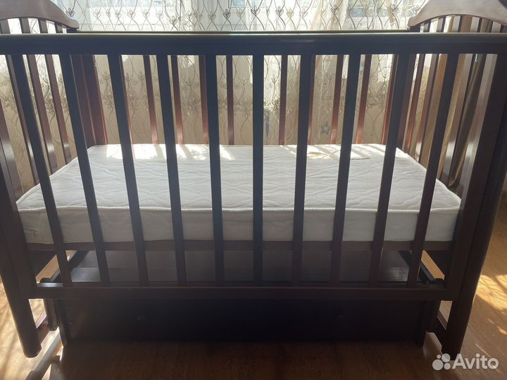 Детская кроватка с маятником и ящиком, комод