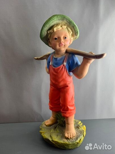 Садовая фигура Сказка Мальчик с коромыслом с корзи