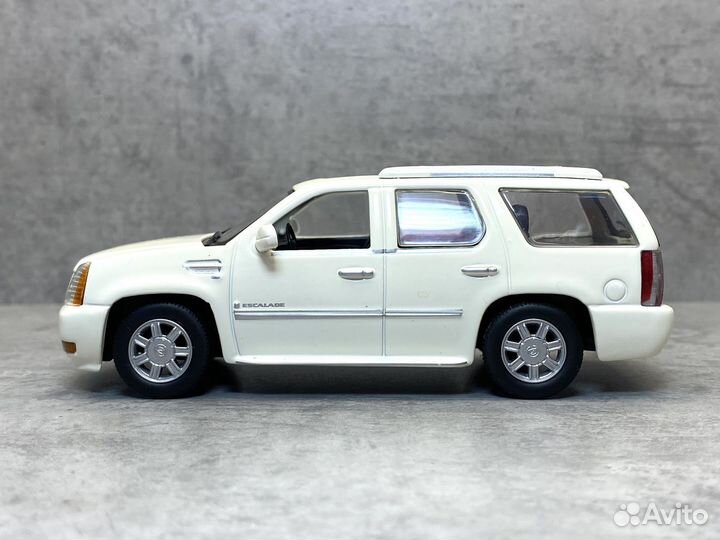 Коллекционная модель Cadillac Escalade 1:43