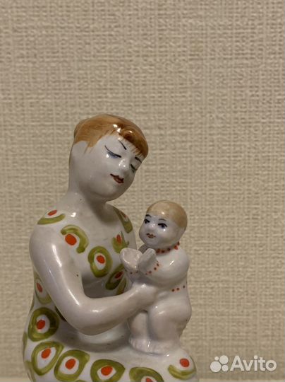 Фарфоровая статуэтка 
