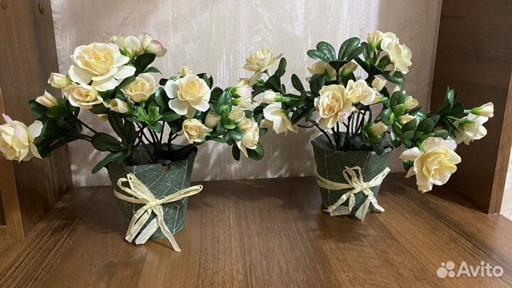 Искусственные цветы в горшочках