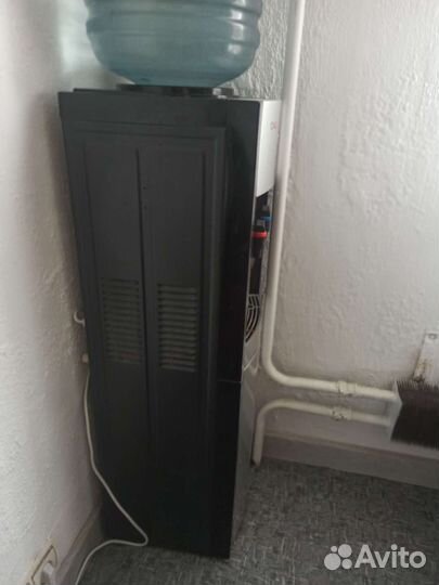 Кулер для воды напольный