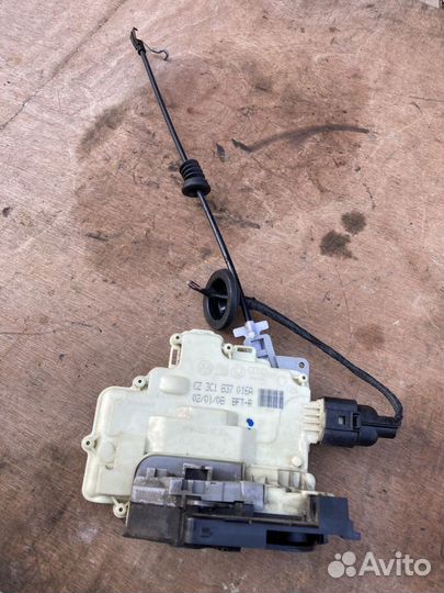 Замок двери передней правой VW Tiguan