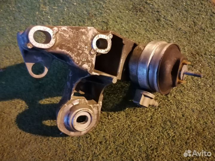 Опора двигателя (подушка двс) левая 8E0199351N Aud