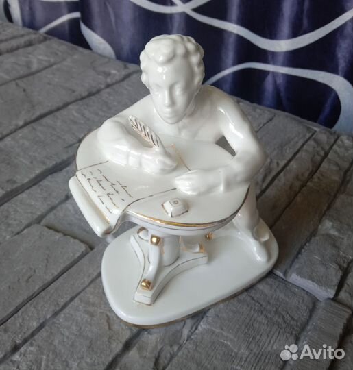 Статуэтка фарфор Пушкин молодой лфз