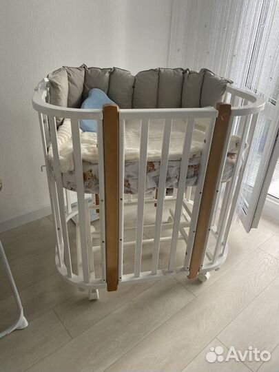 Детская кроватка с маятником