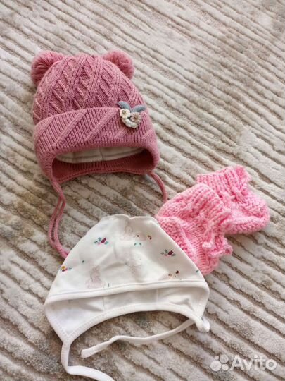 Комплект - шапка, чепчик, пинетки