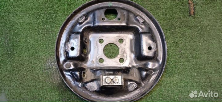 Щиток тормозного механизма задний левый Nissan