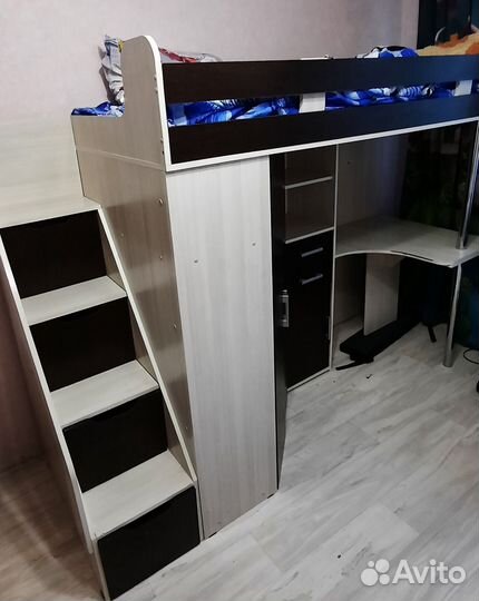 Детская кровать чердак со столом и шкафом