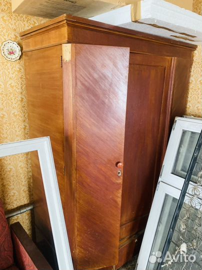 Старинный антикварный шкаф буфет