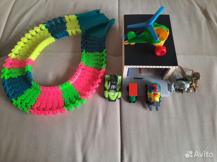 Гараж, машинки и маленькие динозаврики