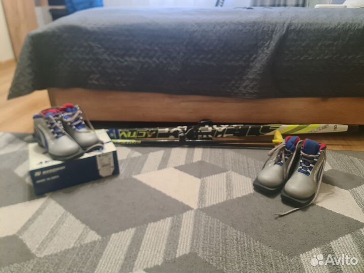 Лыжи с ботинками 33 и 36 размеры