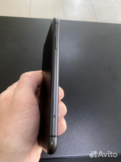 Телефон iPhone 11