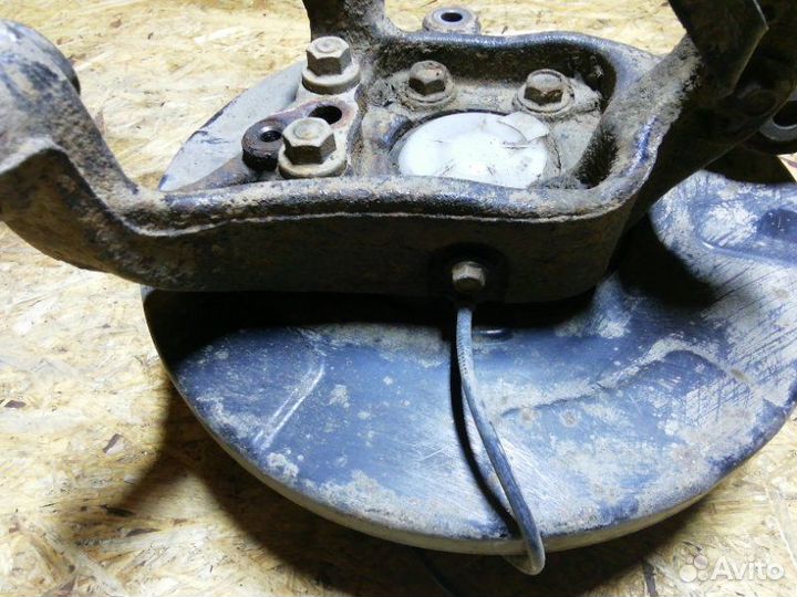 Кулак поворотный задний левый Nissan Teana L33