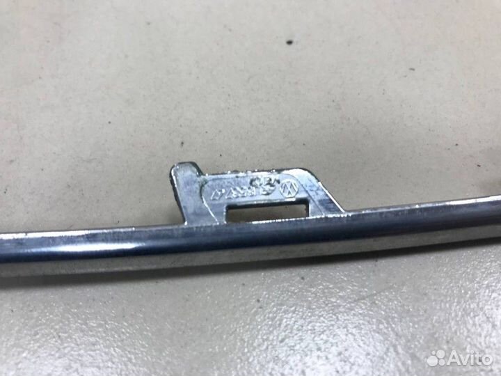 Молдинг решетки радиатора левый Volkswagen Polo