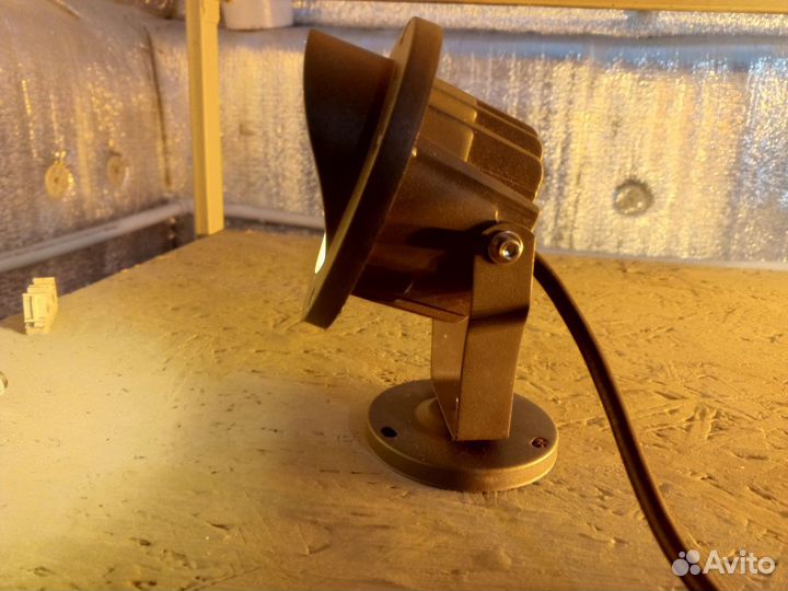 Прожектор фасадный с козырьком D125