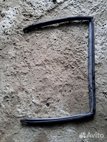 Уплотнитель стекла левый Nissan Serena c23