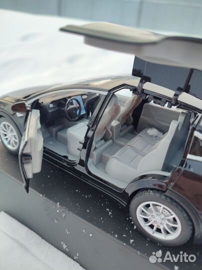 Металлическая машинка Tesla с выхлопом