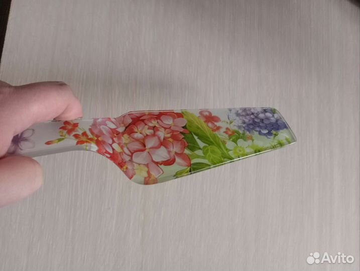 Большая тортница и 6 тарелок к ней