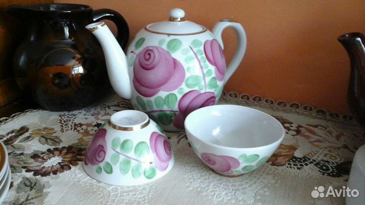Чайники, блюдца, сахарница, чашки