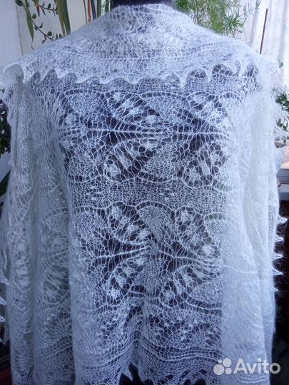 Пуховый ажурный палантин 