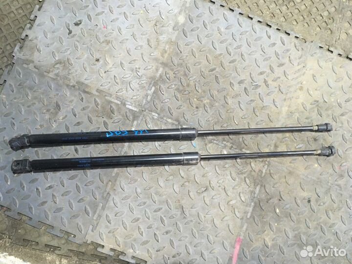 Амортизатор багажника (Nissan Qashqai)