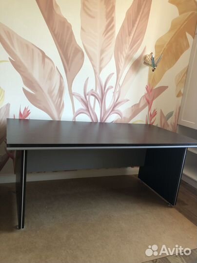 Письменный стол с выкатной тумбой