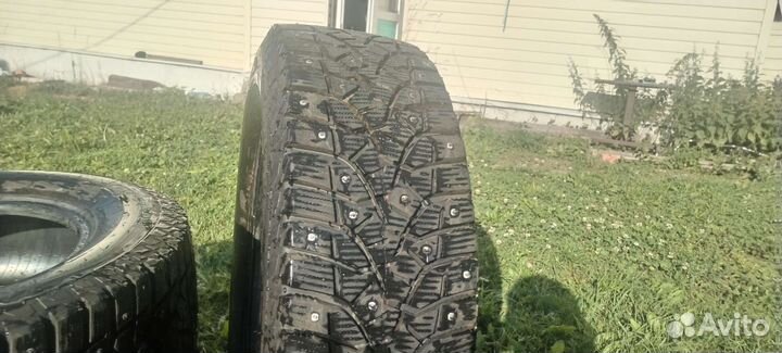 Bridgestone Blizzak Spike-02 SUV 215/65 R16