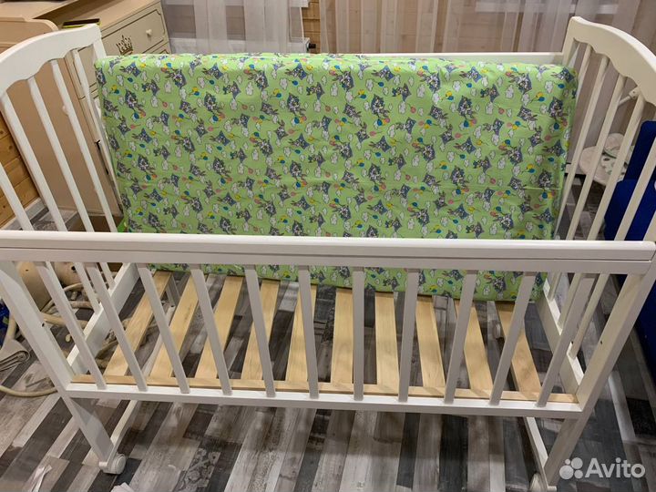 Детская кроватка на колесиках с бортами