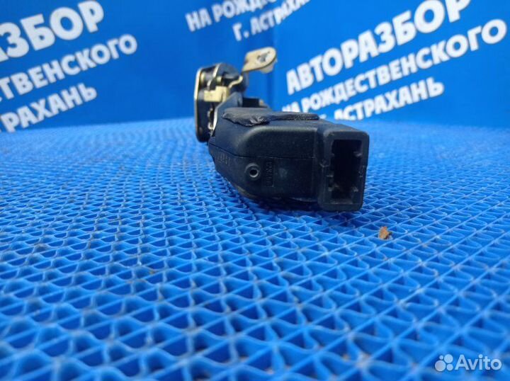 Задний правый замок двери Opel Vectra A седан 1992