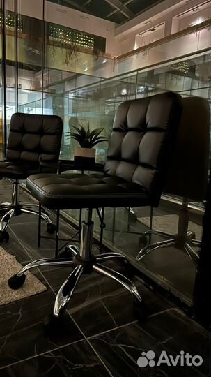 Стулья на колесах черные 2 шт