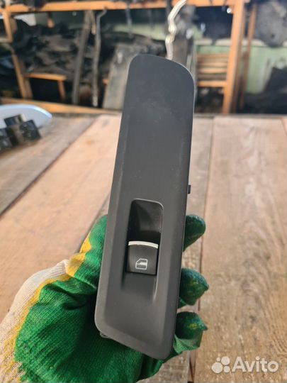 Кнопка стеклоподъемника Volkswagen Tiguan 1 2010