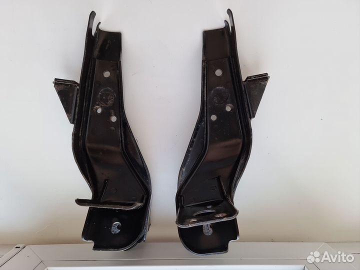 Кронштейн усилителя переднего бампера Тойота Ярис