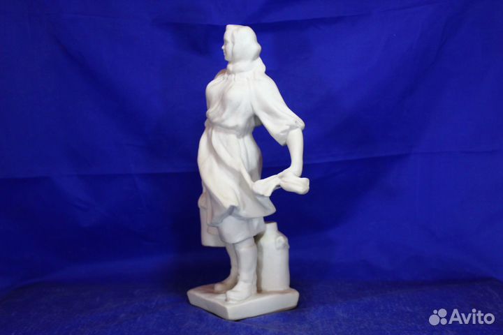 Фарфоровая Статуэтка Доярка молочница девушка с би