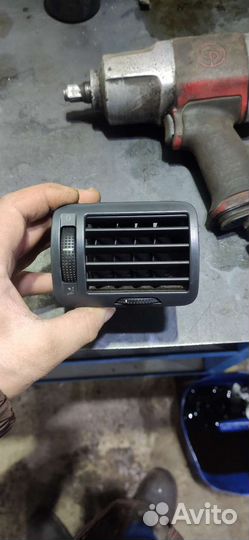 Дефлектор воздушный правый Passat b5