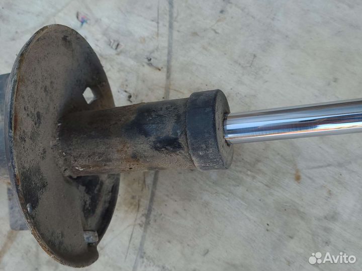 Амортизатор стойки задний renault Duster