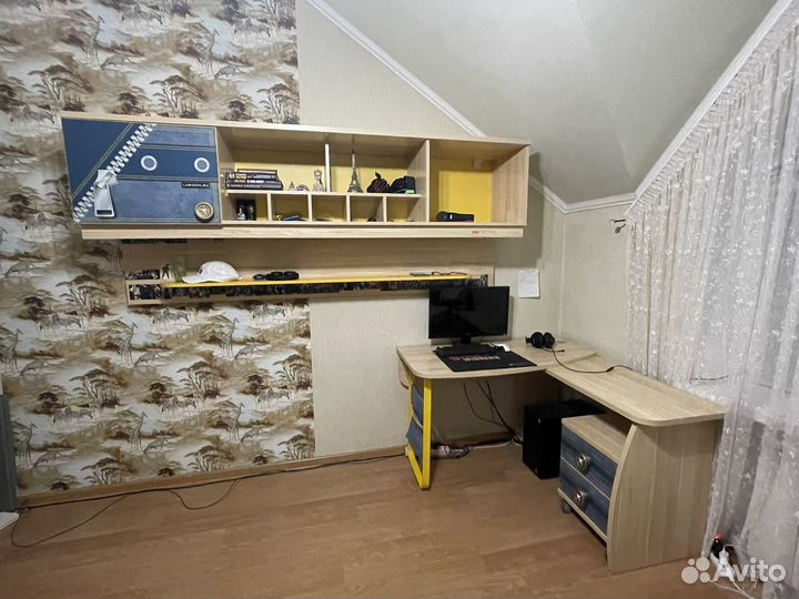 Письменный стол, кровать, тумба, навесная полка